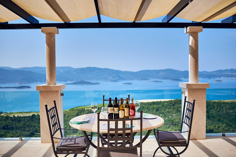 Auf der Terrasse des Weinguts Rizman